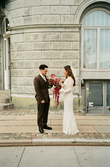 Brudepar i København, brudebuket, bride bouquet, wedding bouquet in Copenhagen, Wedding in Nyhavn, Indre by, brylllupsdag, wedding day.